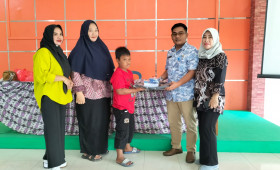 PEMBAGIAN BANTUAN PERALATAN SEKOLAH